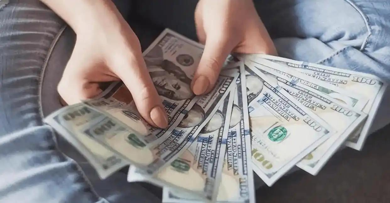 特朗普被曝受贿公权私用，3万钻戒撬动数十亿关税，国会紧急彻查！一枚估值两三万美元