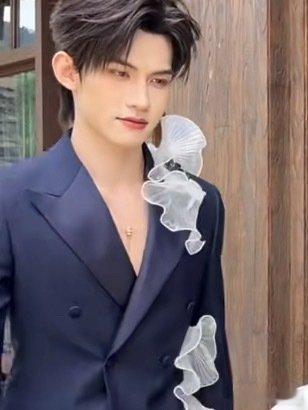 别人交换戒指 我们先交换胸花云旗郝熠然互换胸花郝熠然首套高定