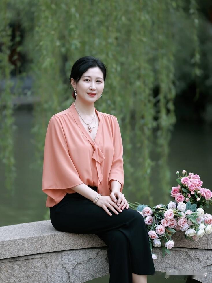 刚有老大时，他还会借着哄孩子的由头，悄悄在背后蹭我；老二出生后，他开始频繁加班，