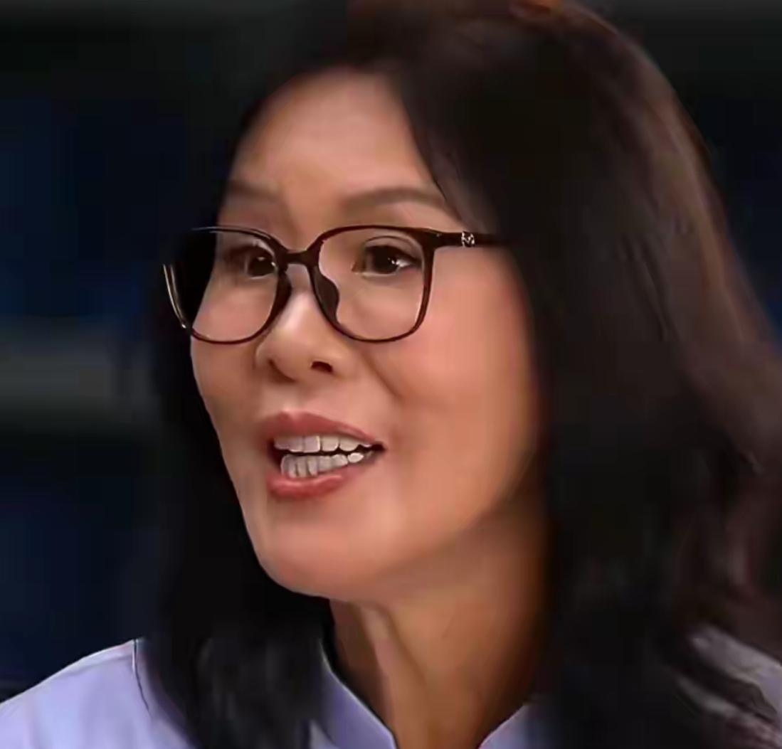冯坤给女排颁奖；龚翔宇说出输球原因；郎平说得好，朱婷上热搜
娱乐