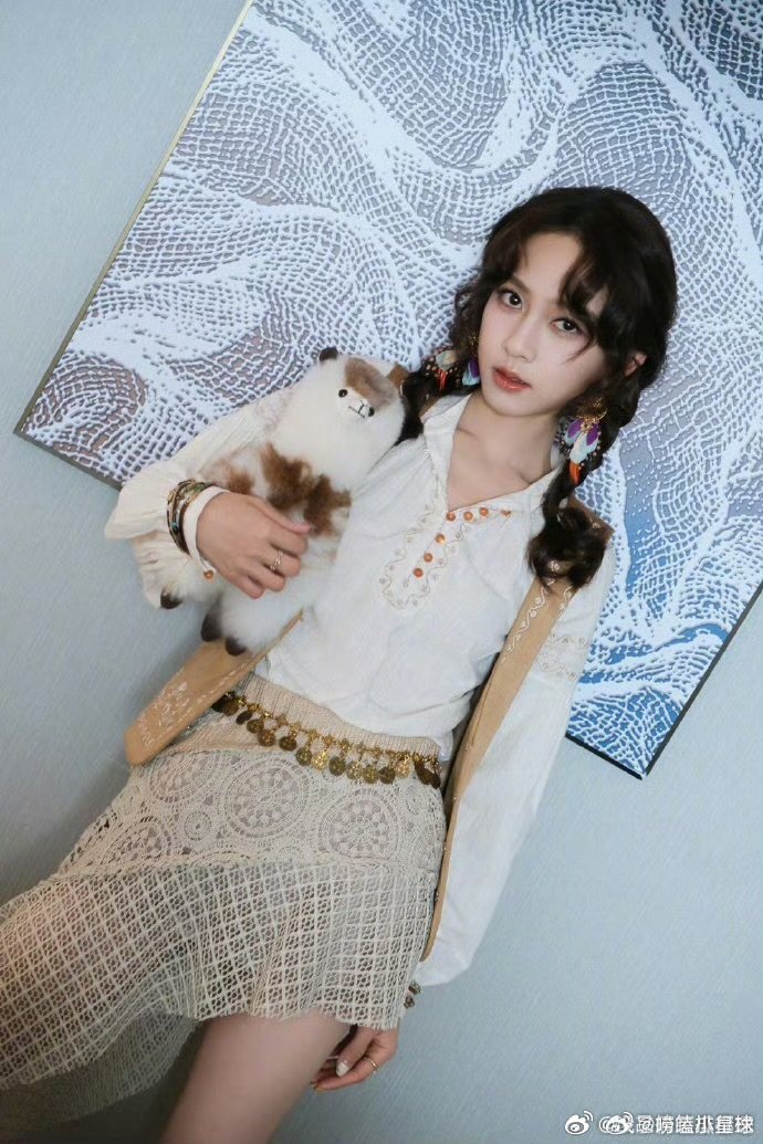 花少小妹王可初入集体如临大敌面对满级大佬的阵容，新人王可全程安安静静、不抢镜头，