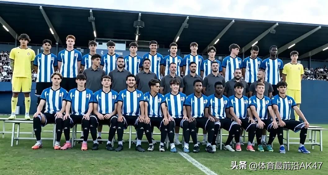西班牙人U19B“全家福”，老二用实力征服所有人，妥妥的C位！天道酬勤，上天不会