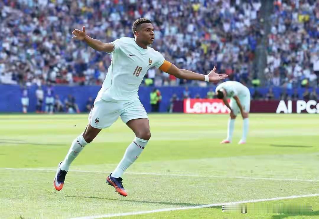 ㊗贺⚽世界杯1/4决赛，🇫🇷法国vs摩洛哥2:0。

姆巴佩平地起惊雷，18