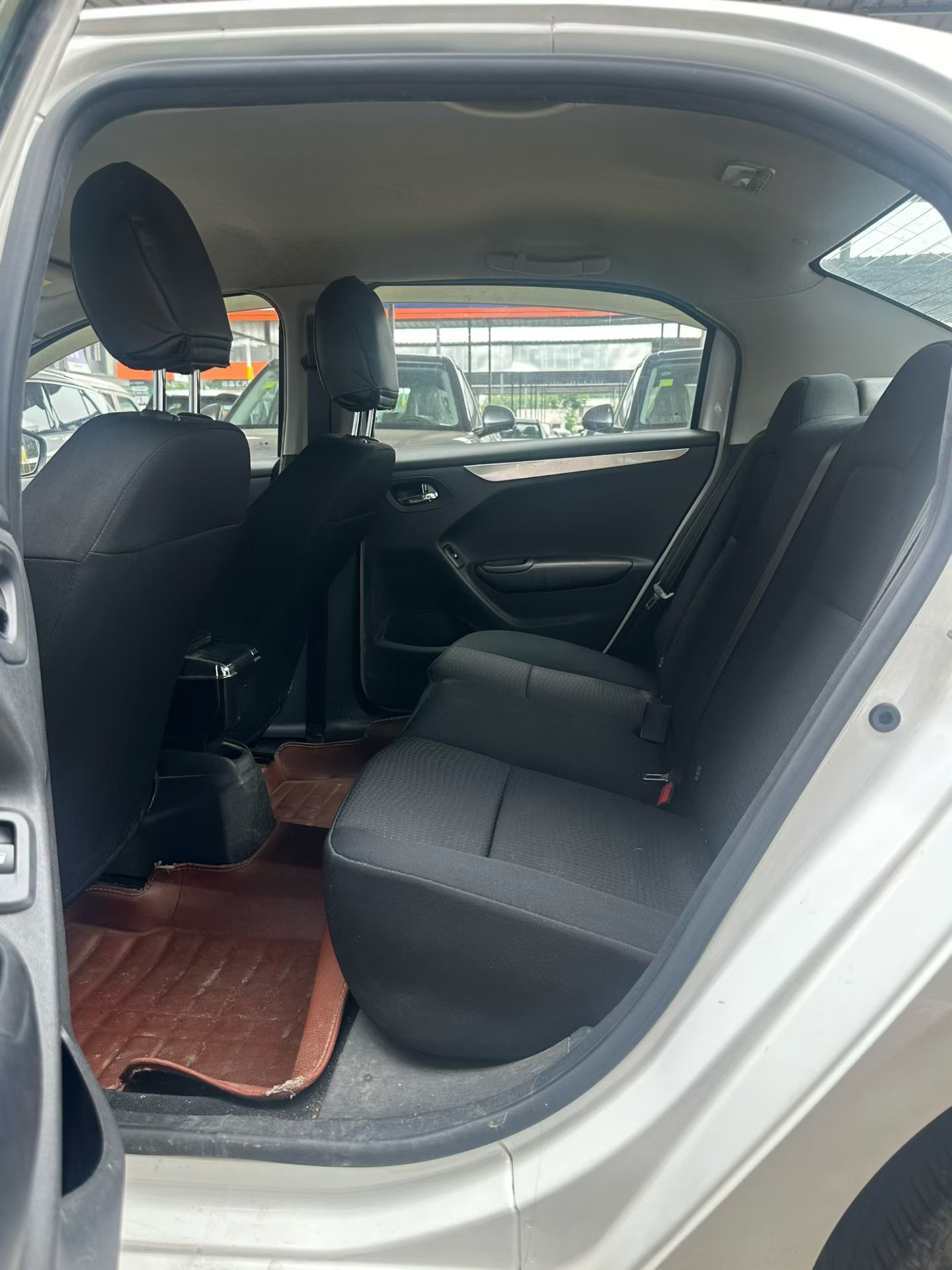 千元代步车，14年标致301 1.6L手动挡，一手车实表10万公里，没事故，几处