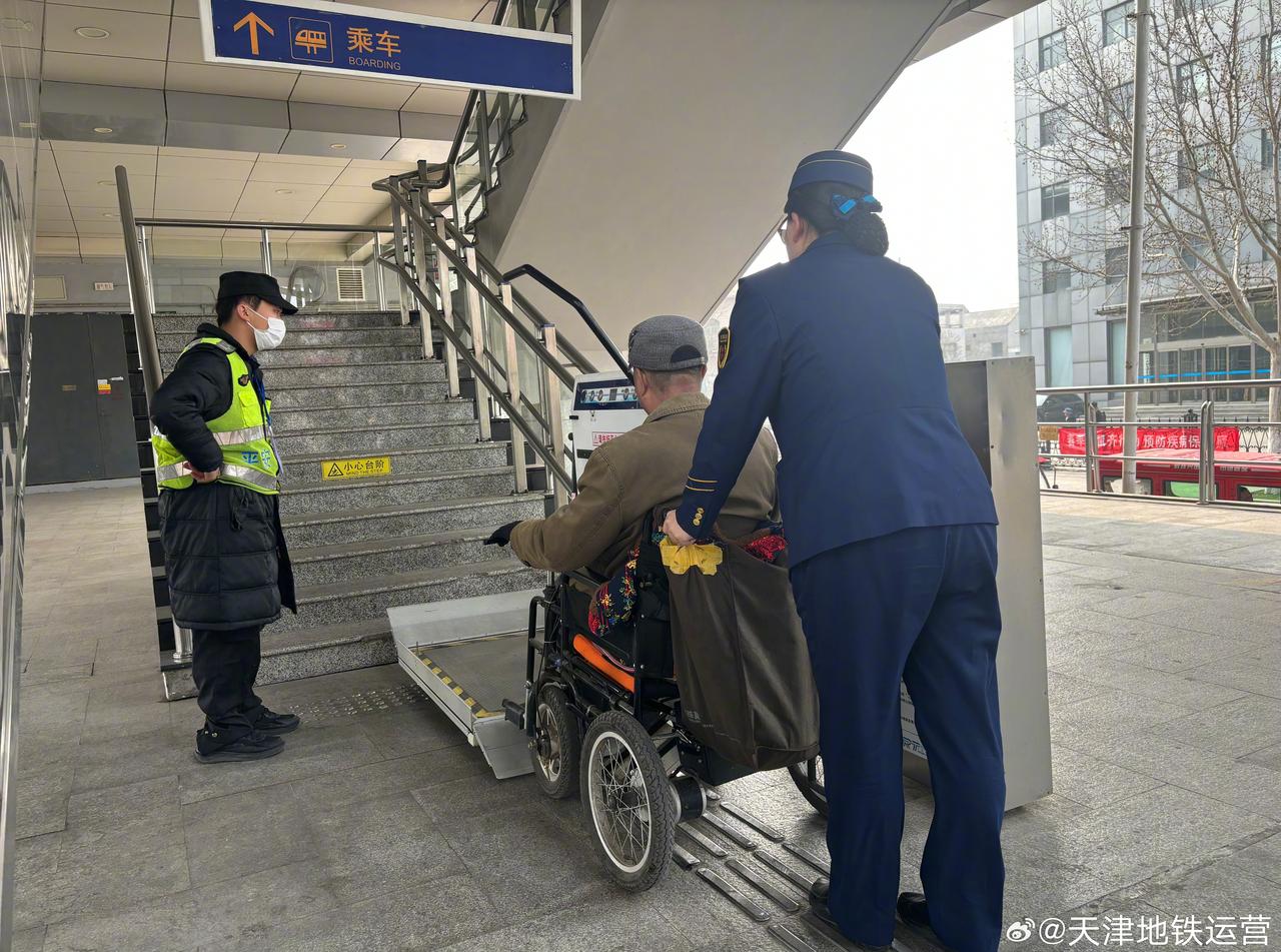天津地铁四季相伴天津地铁四季相伴3月29日，地铁9号线东丽开发区站接到一名乘客电