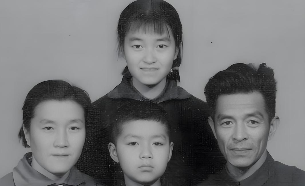 1995年12月的一个晚上，褚时健在时任云南省委副书记令狐安的家里，接到专案组打