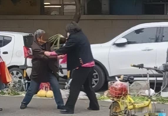 甘肃酒泉，一大爷与邻居大妈发生冲突，冲突中，大妈撕烂了大爷的上衣，大爷朝大妈胸部