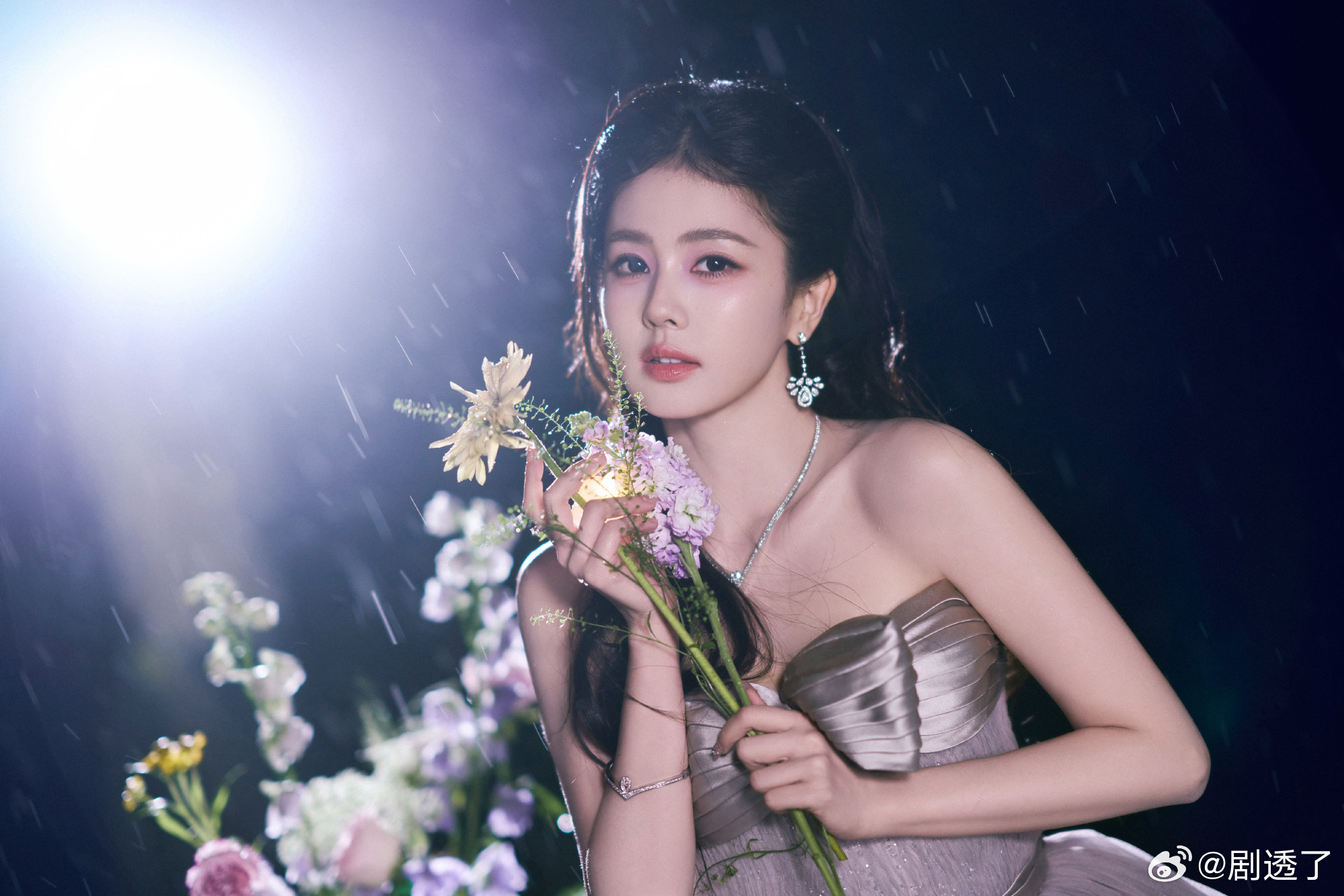 白鹿芭莎姐一套妹一套白鹿女王一套公主一套 我姐今晚真的杀疯了！开场黑天鹅女王冷艳