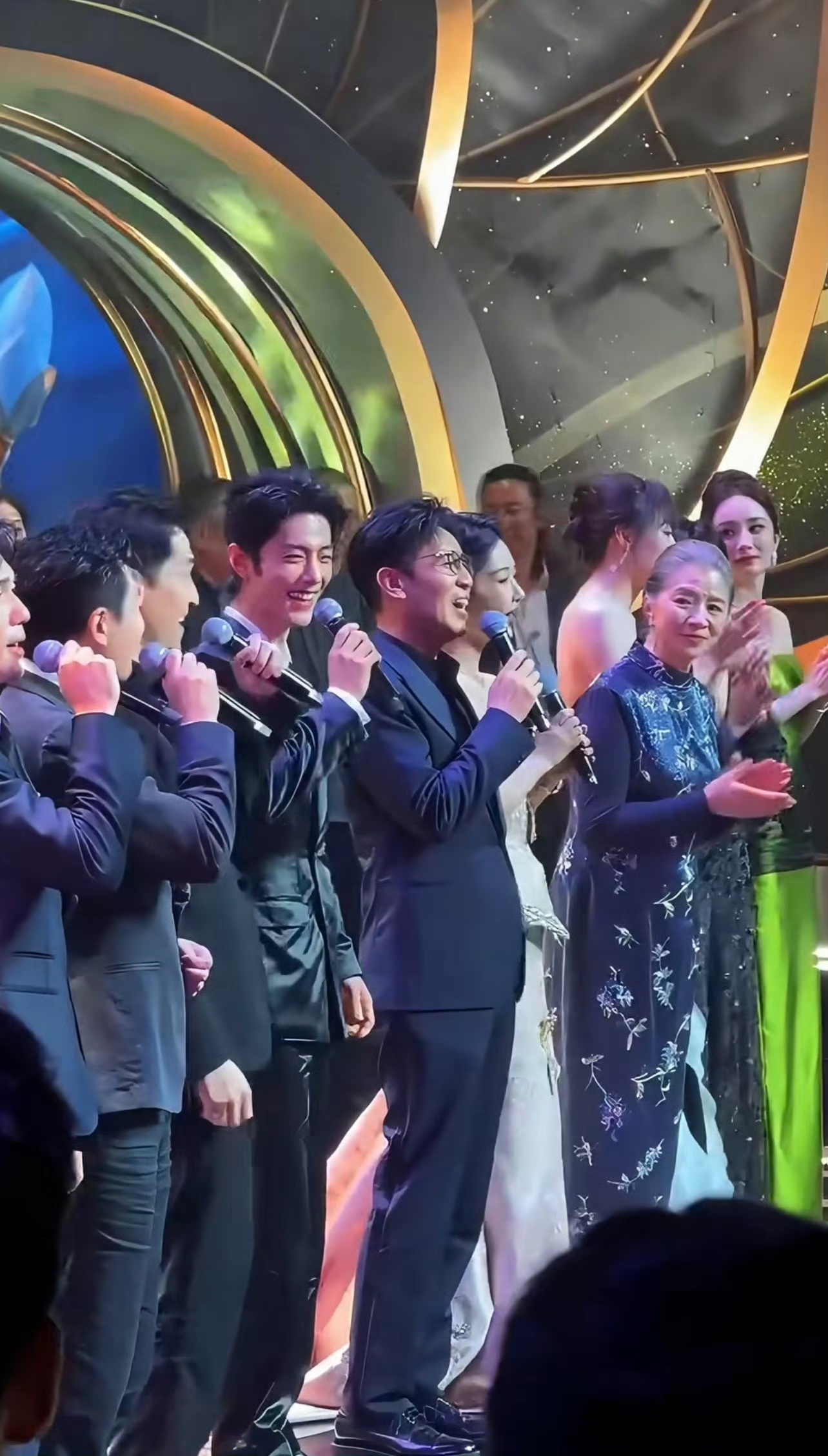 啊啊啊啊肖战和胡歌对视笑了两个帅哥一对视，我先笑了一个成熟稳重，一个少年感十足，