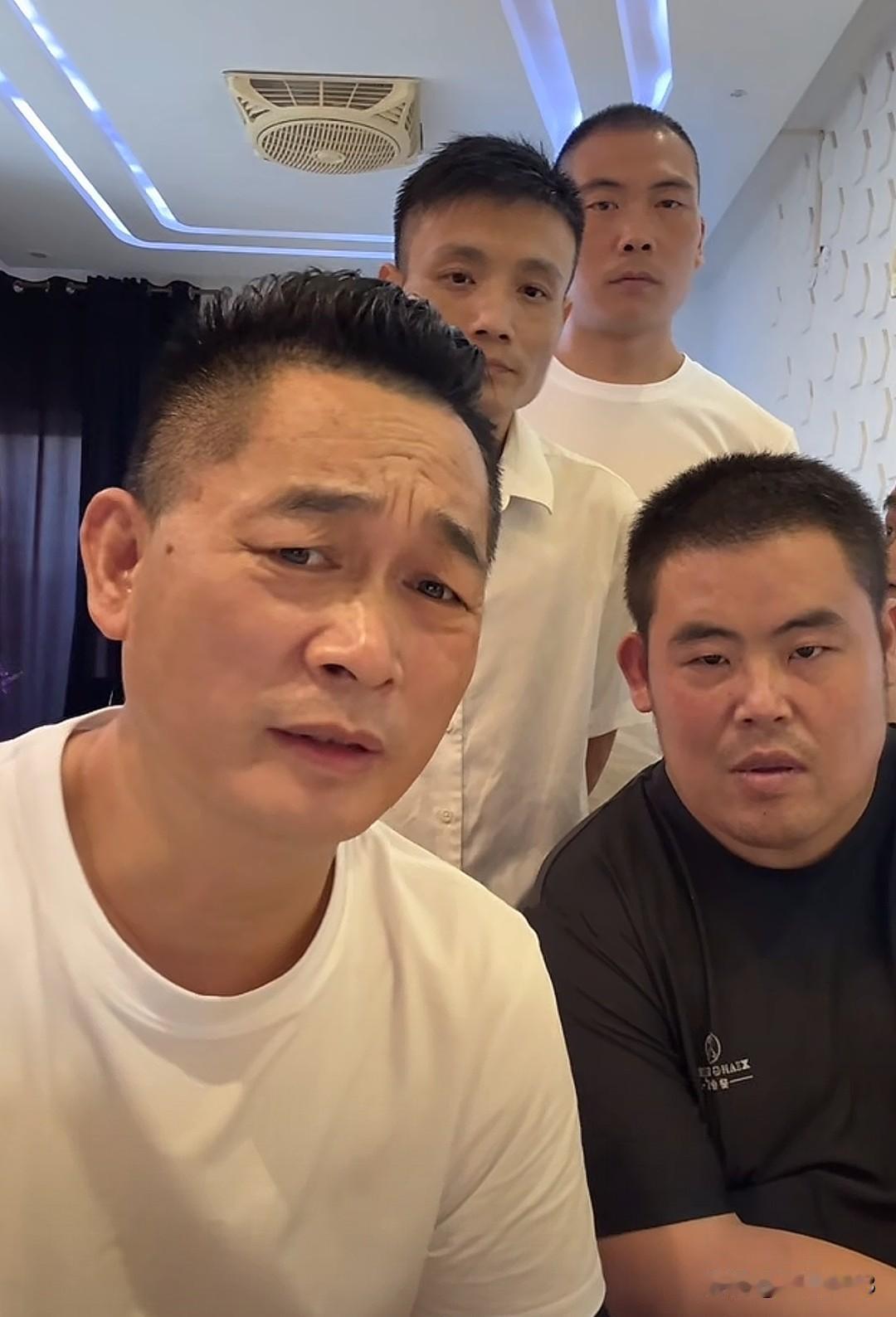 小军儿子的旅行证终于提交了。小军很是高兴，说在这一年多的时间终于办成了一件事情，