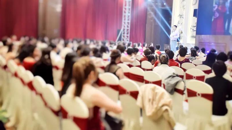 社交残酷真相：人脉根本不是认识人，是你的价值交换
 
 
无数人误解了人脉，以为