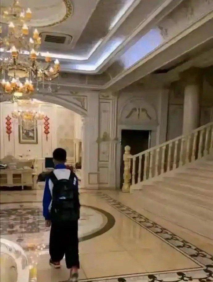 终于知道为什么要强制穿校服了 ​​​