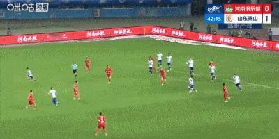 河南队门将王国明出现低级失误，在河南主场对山东泰山的比赛中，出击后没有把球踢走出