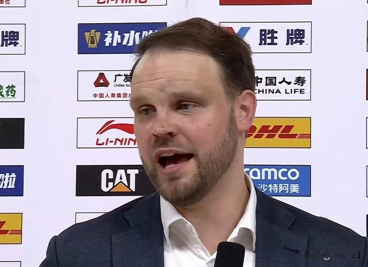 山西队外教赛后接受采访时说，球队需要尼克斯这样有冲击力的外援，但是尼克斯现在跟球