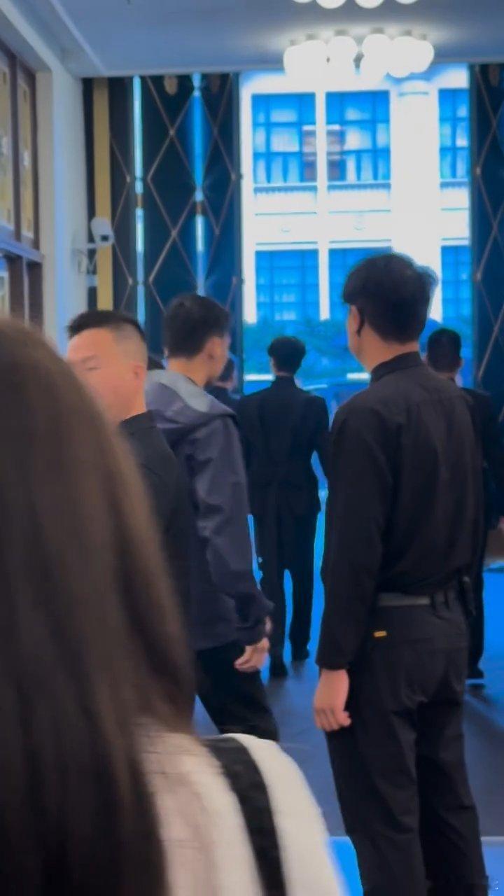 张凌赫张凌赫生怕上错车看得出张凌赫是公主 张凌赫参加完白玉兰的开幕式，上车的时候