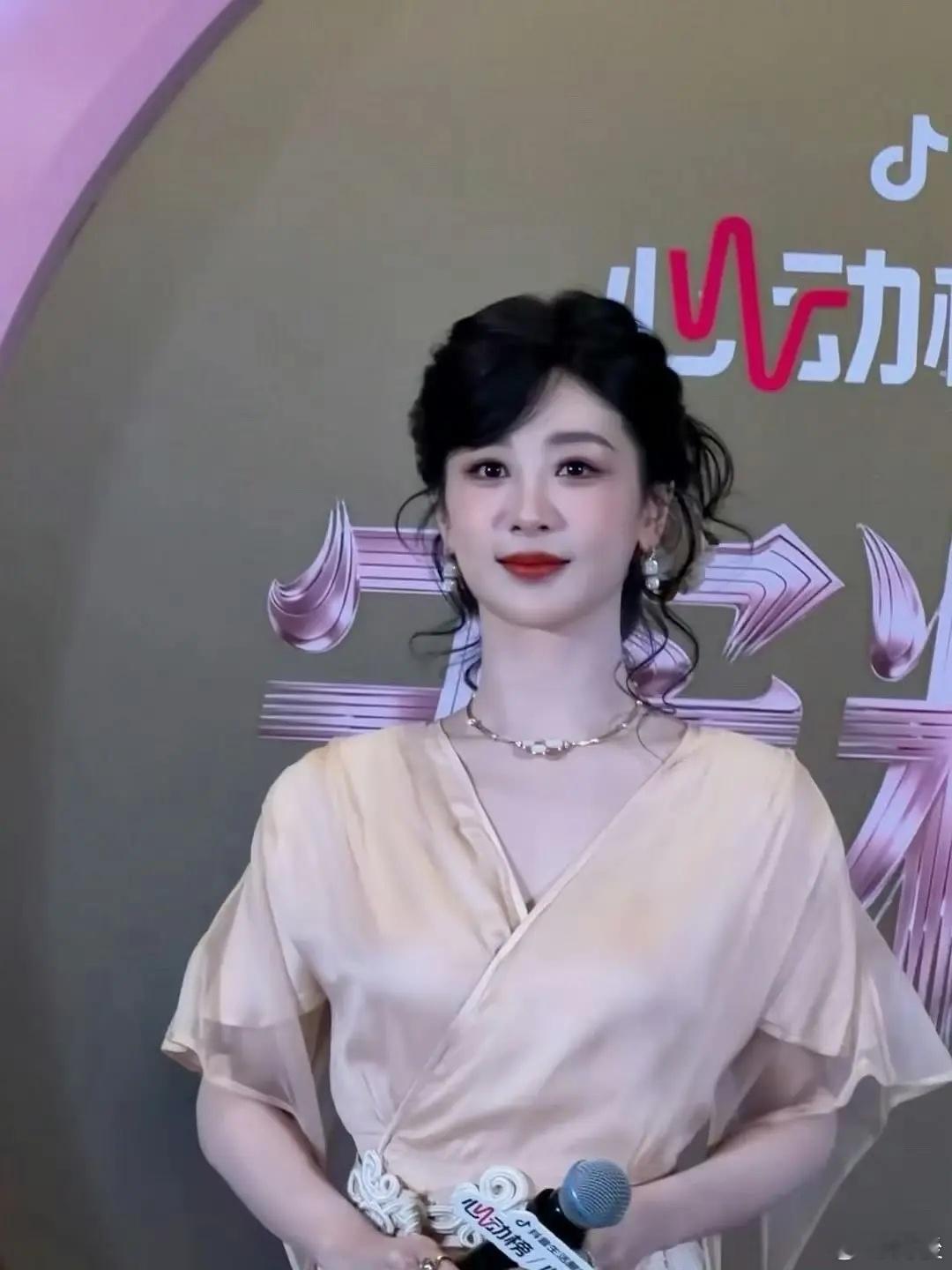 杨紫这是冻龄了吗，这个状态绝了 