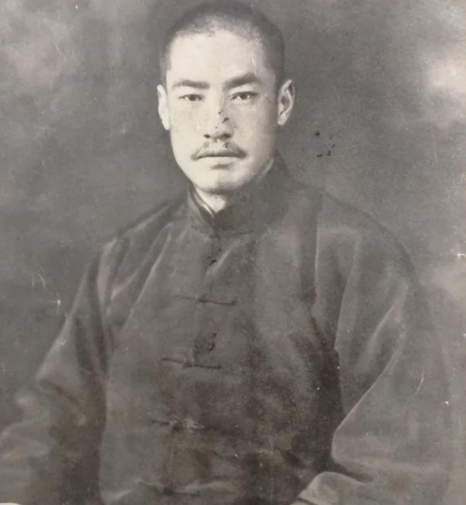 1949年，西宁的马公馆内，马步芳的心腹马保青神色惊恐地向马步芳说道：咱府内现在