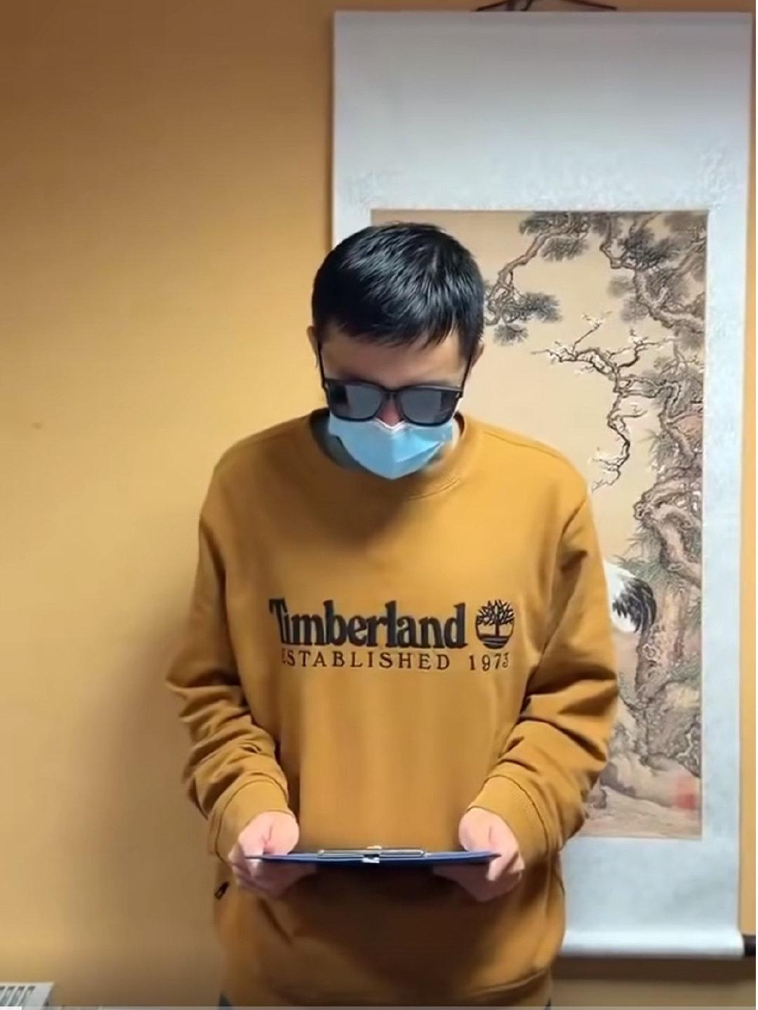 他来自南京，他学的是历史，他竟然在留学的莫斯科大学课堂上穿着日本旧军服，拿着旭日