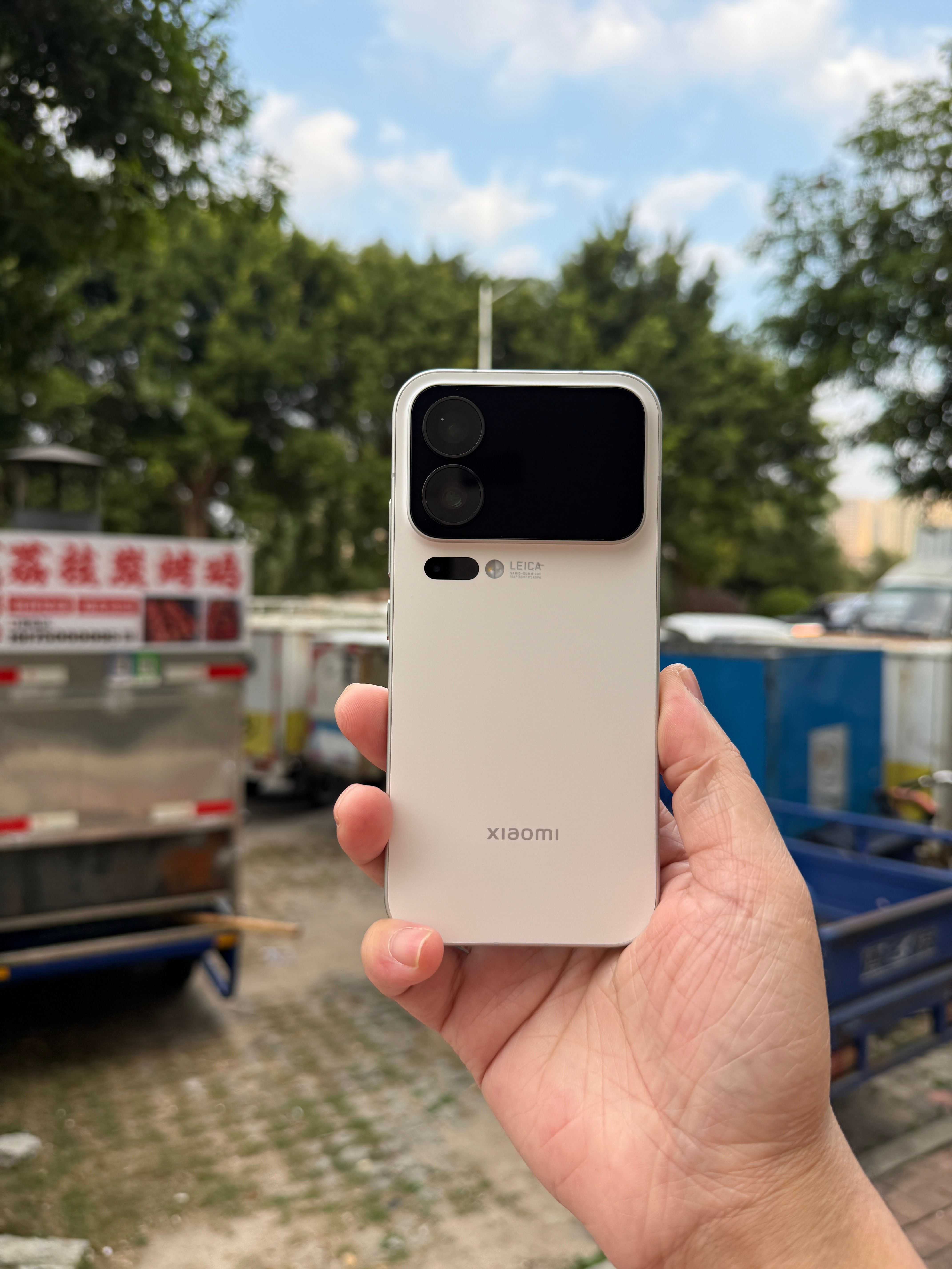 看看这个黑得深邃的感觉。熄屏超级黑，亮屏更清晰。市面上很多背屏膜要么就是把摄像头