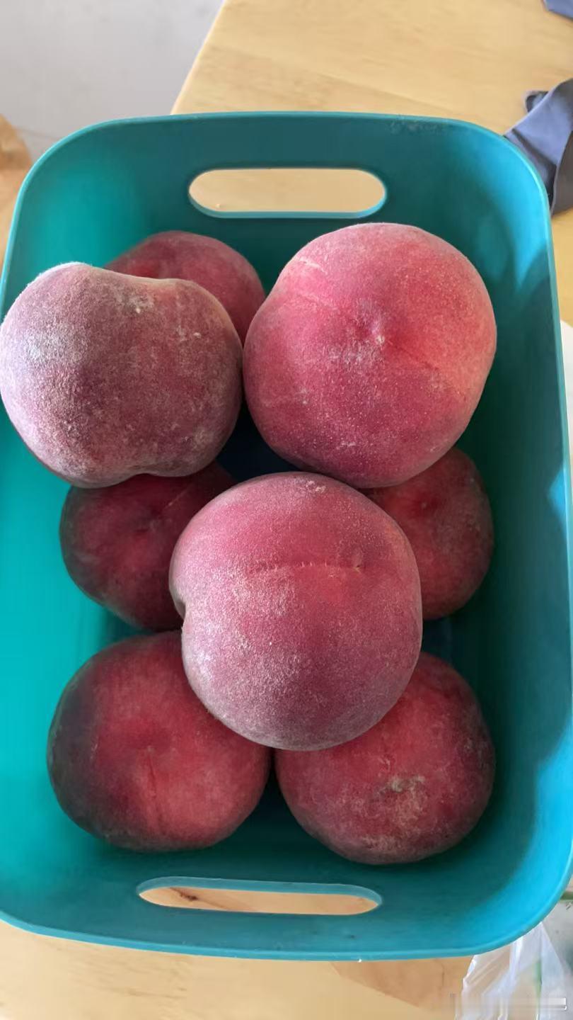 邻居宝妈从老家带的桃子🍑送给我一些这个季节的桃子味道真好有桃子味颜色也诱人还是