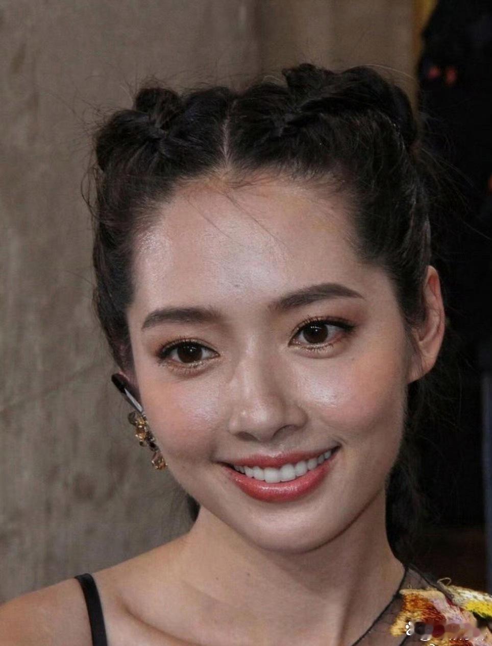 郭碧婷素颜照很有蒙娜丽莎的微笑的感觉，好自然，好神奇啊 
