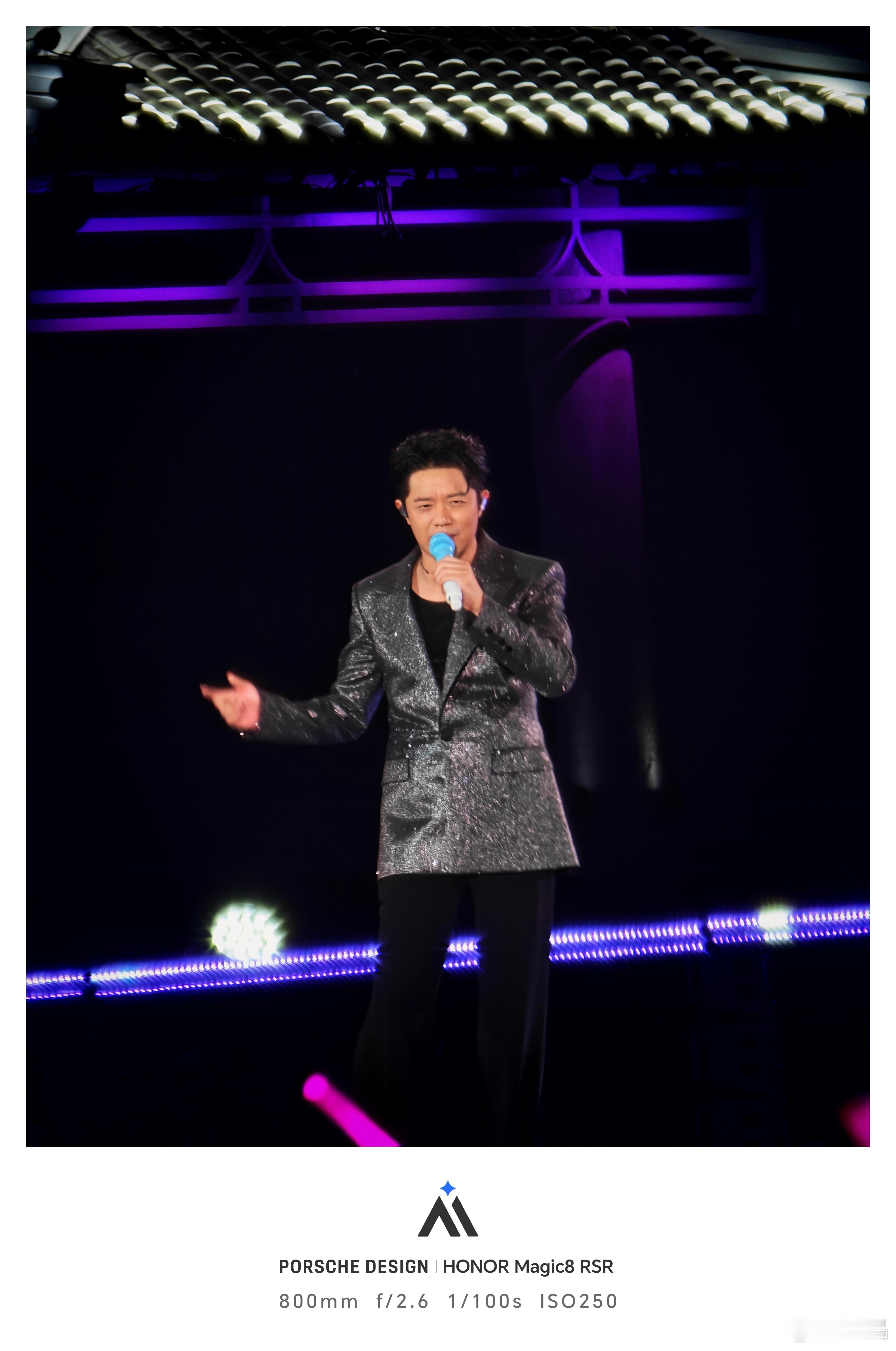 凤凰传奇高能开唱，全员沉浸式万人蹦迪！人挤人也不怕拍不到舞台，荣耀Magic8 