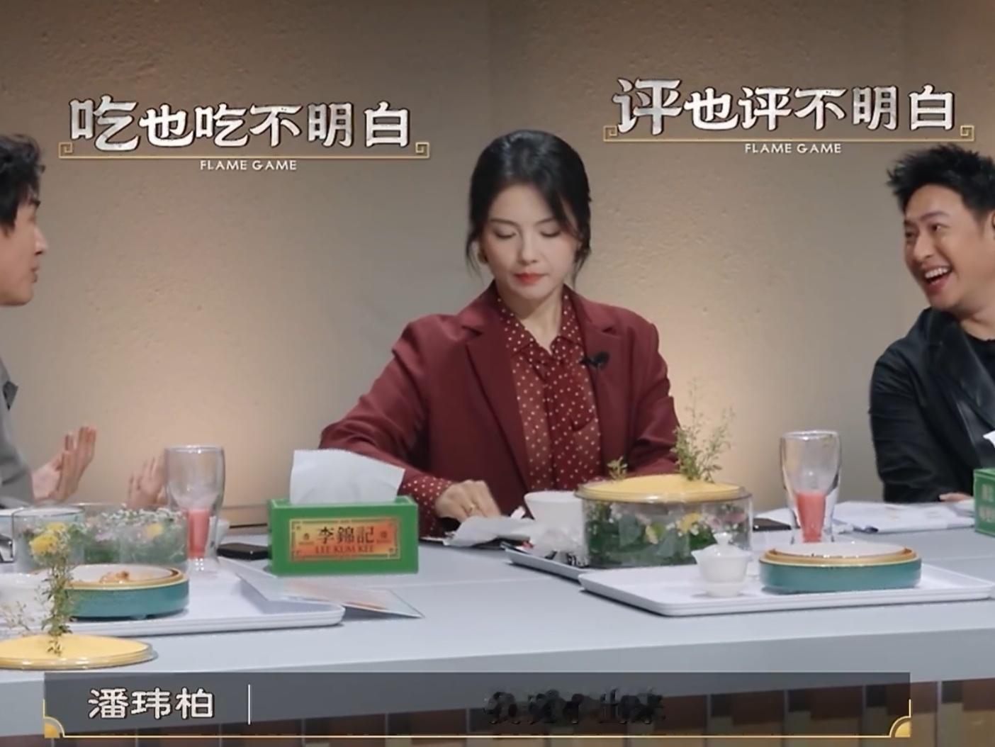 刘涛吃完后专心的擦桌子收拾垃圾