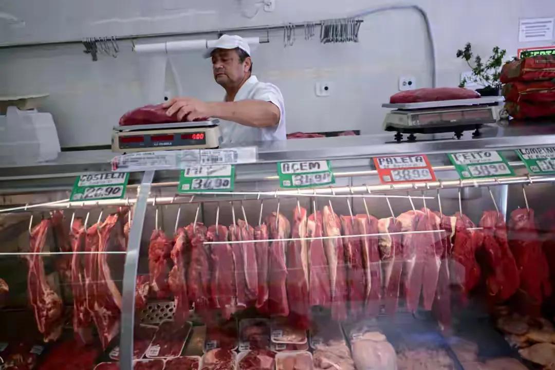 进口牛肉价格便宜，究竟符不符合卫生健康标准，以次充好，扰乱国内市场。究竟是国外养