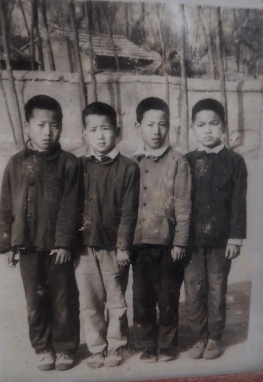 今天有点儿显摆，在四年级学生面前展现了我上小学五年级拍的毕业小合影，四位同学的合