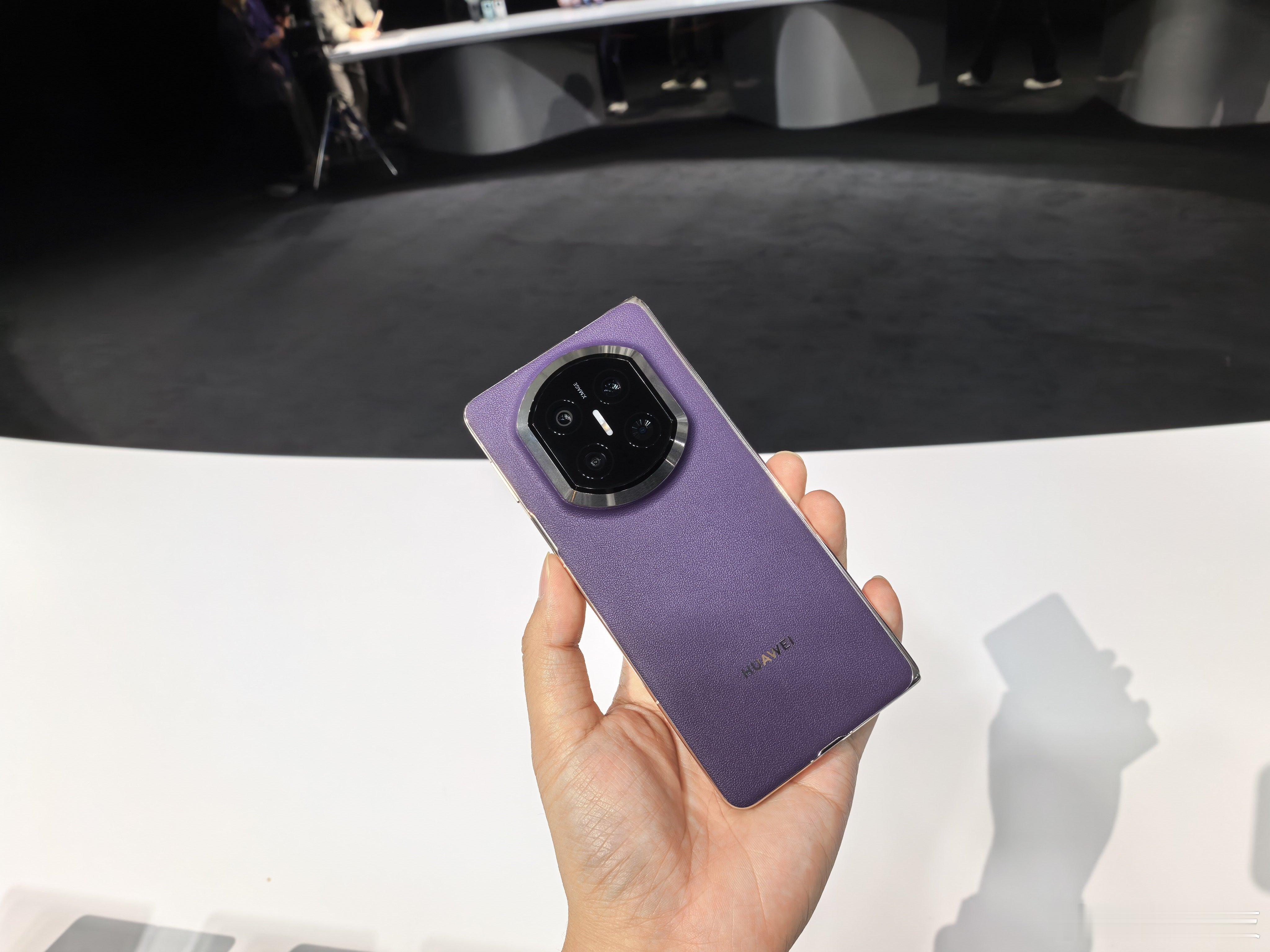 早安，同学们！你们看我这紫色 Mate X7 典藏版，帅不帅？😎