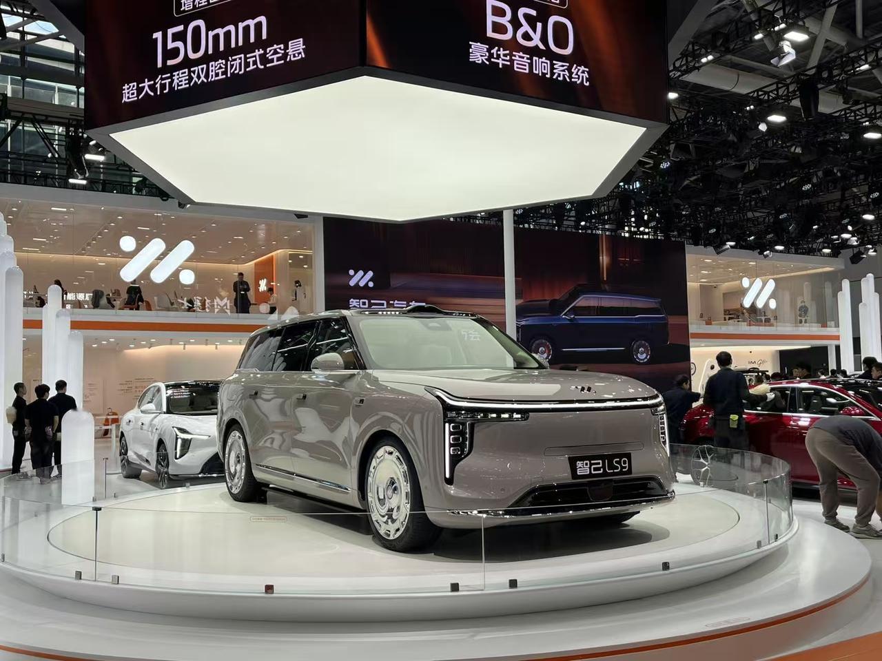 智己LS9在2025广州车展开启交付！

上市权益价：52 Ultra车型 32
