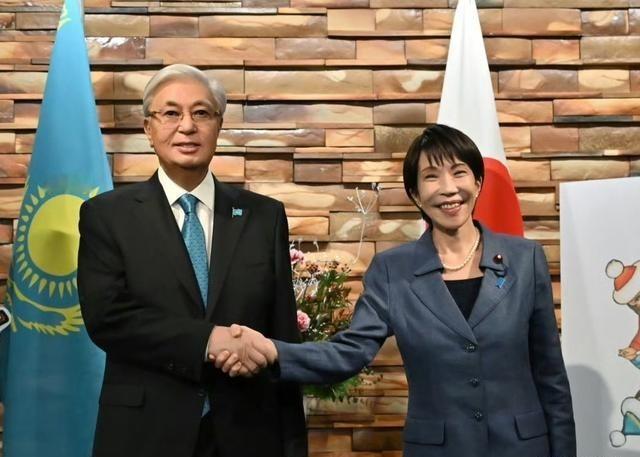 托卡耶夫上当了！12月19日，哈萨克斯坦总统托卡耶夫访日虽然签署了14项协议、聚