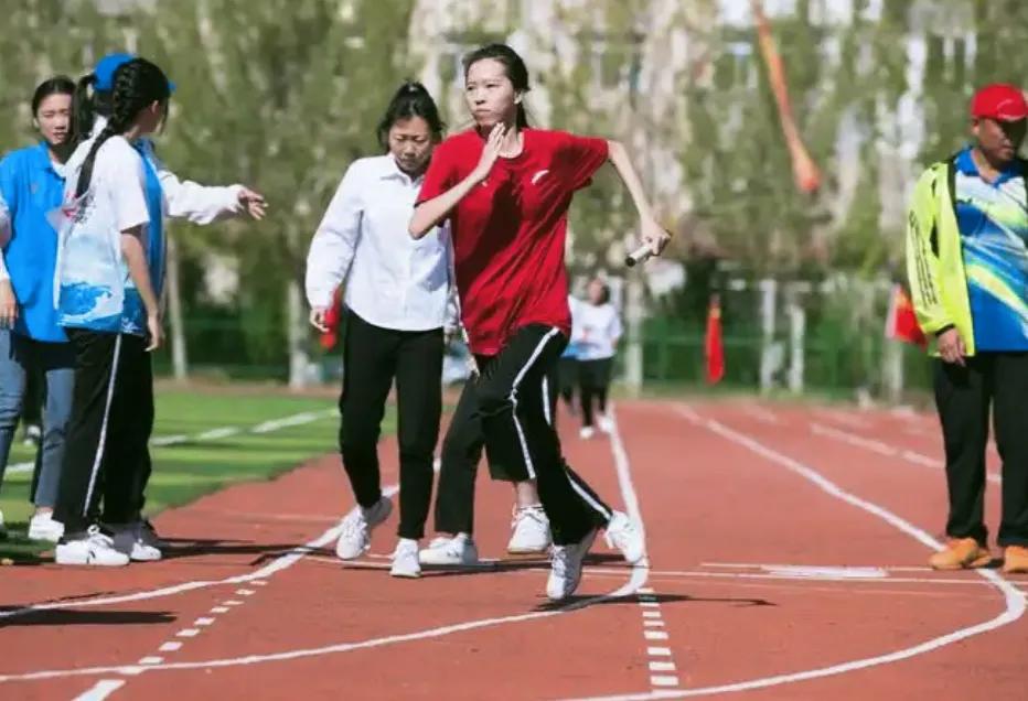 记得刚转学那会，性格内向的我在新班级里总是独来独往。一次班级组织户外拓展活动，分