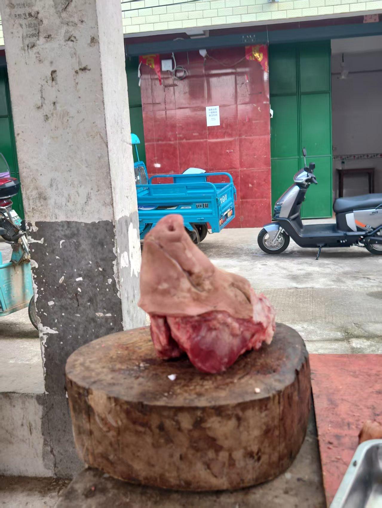 这是第一次在菜市场看见一个猪头，原来菜市场每天都要杀活猪卖，这个猪头摆在那里，还