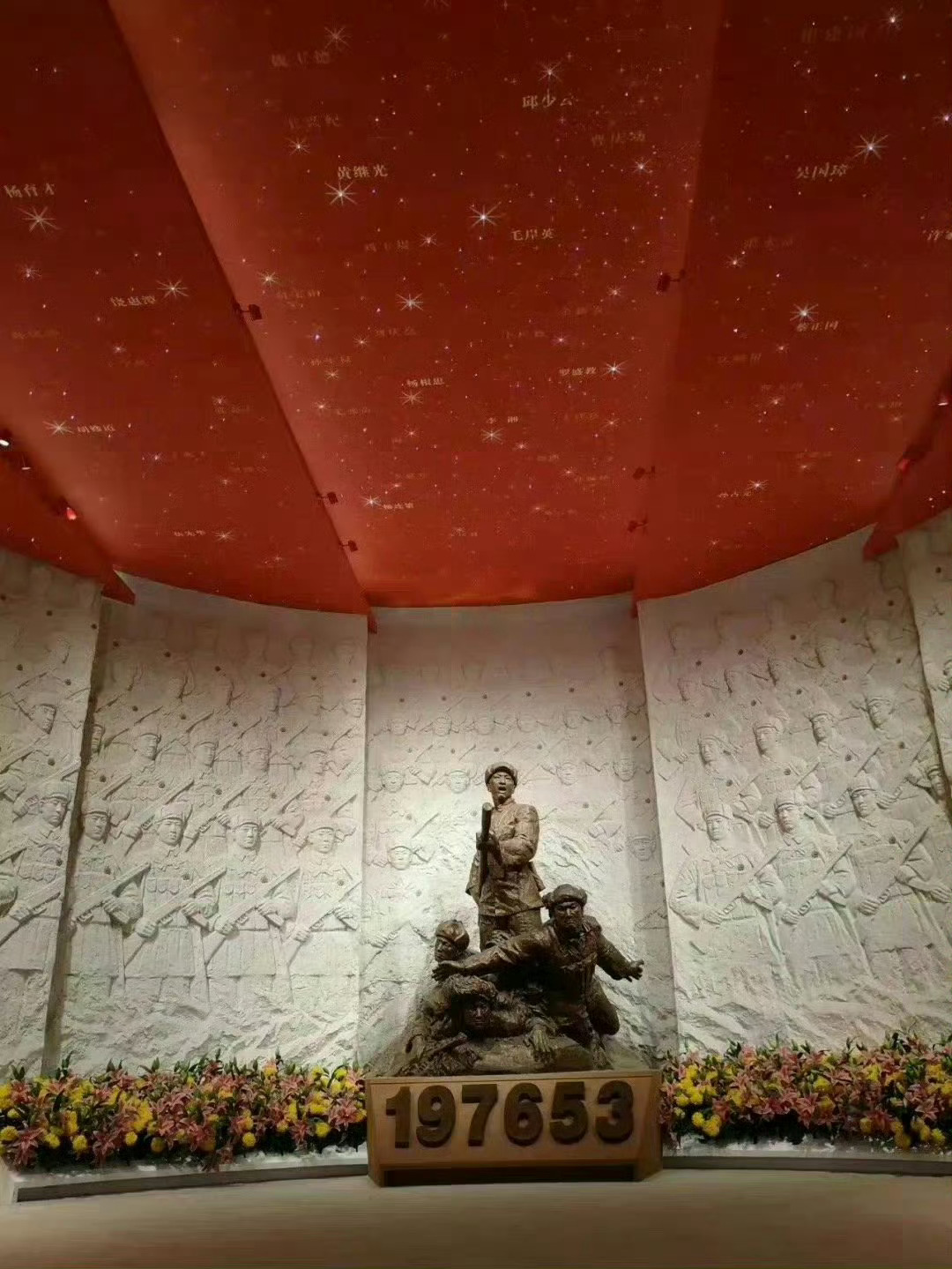 你见过最美的星空是什么样子？答：是这个，每一位英雄都化作一颗星星照亮了我们。 