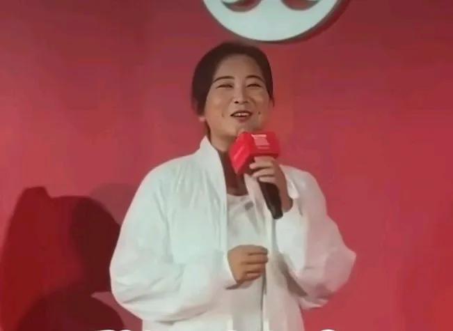 其实贾玲不是高冷是不敢笑。
贾玲减肥后，大家都说她不可爱了，特别高冷。不爱笑了。
