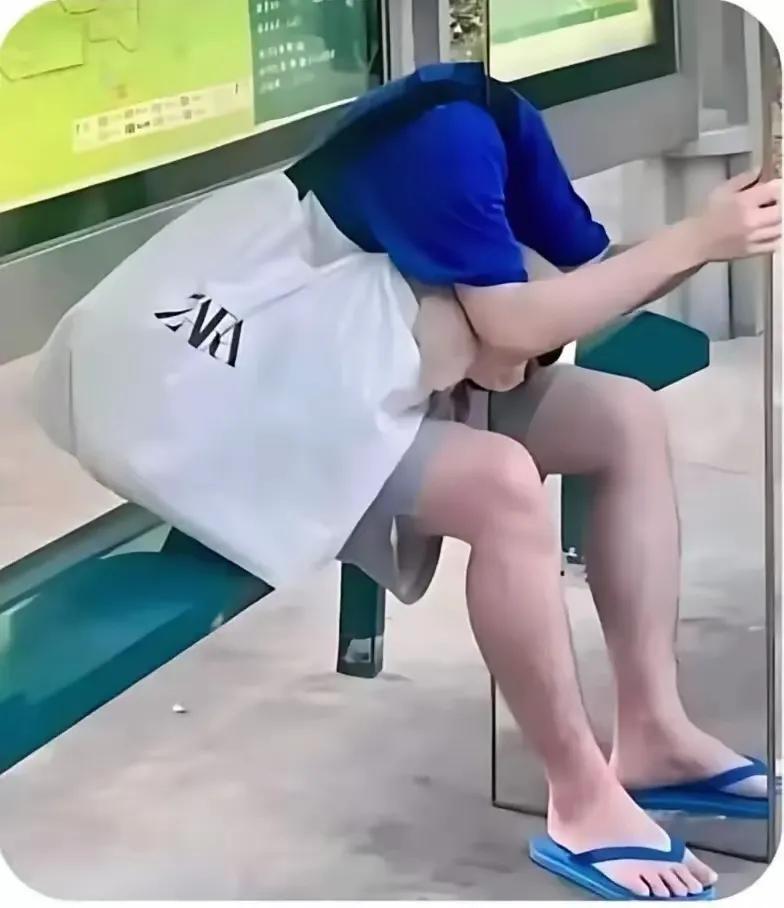 这照片真的烧脑啊！挺考验眼力的！咋一看还以为是农历七月中白天也出来了！最后花了好