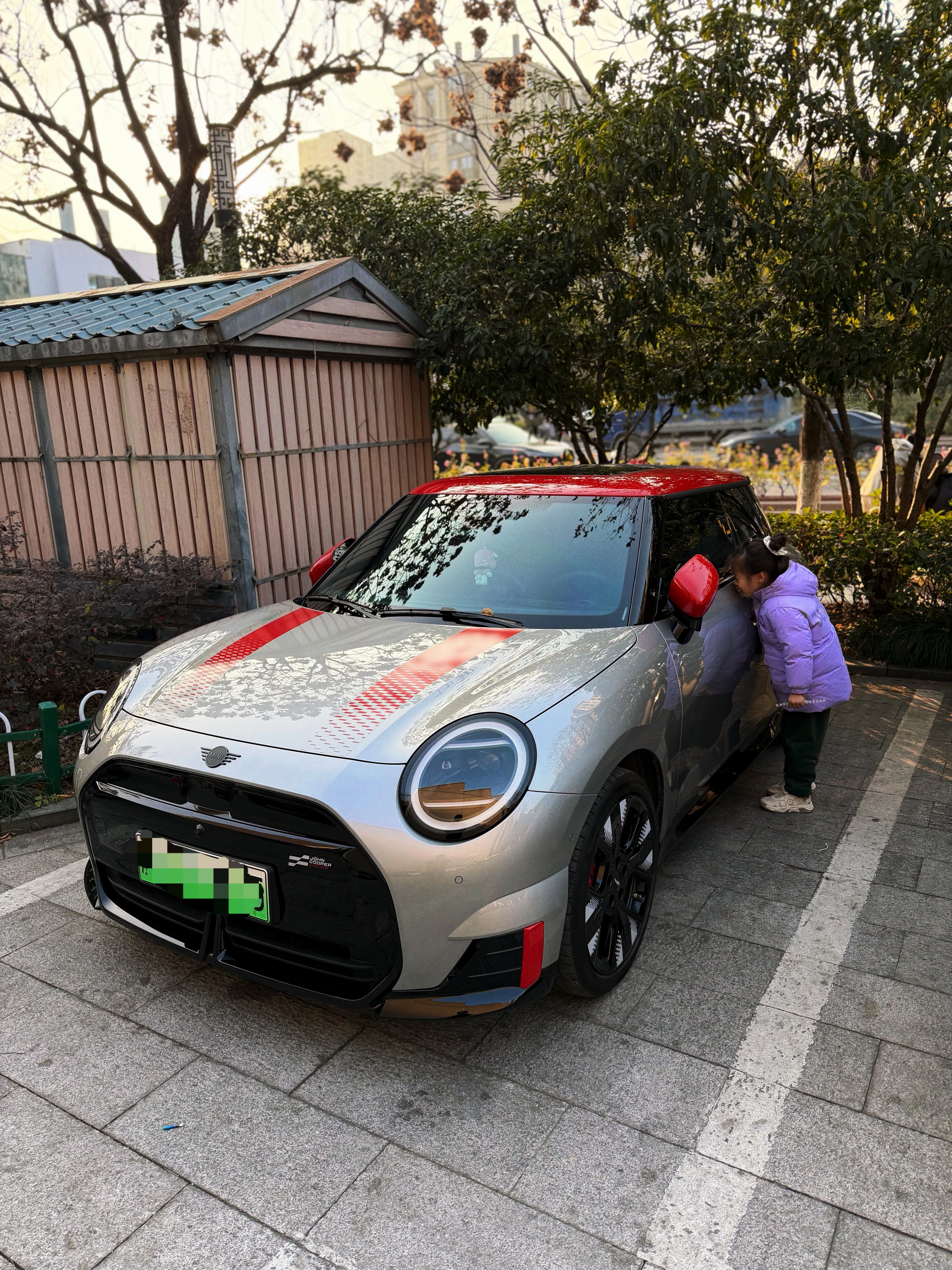 最近时常遇到电动JCW，叮当对MINI充满好奇。趴在车窗上仔细看，这就是小时候的