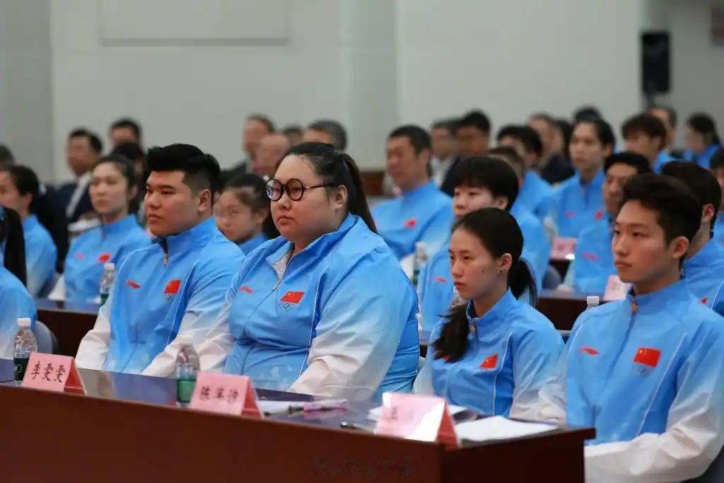 日本方面单方面大幅拔高中国游客的赴日签证费，让满怀期待的网友们直呼不可接受，全网