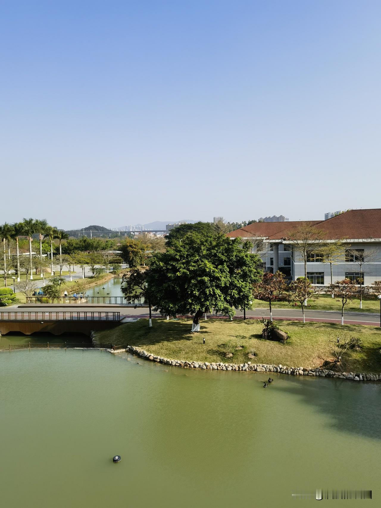 人生道理有很多，
但悟出一个最大的道理：
不要和重要的人说不重要的事，
不要和不