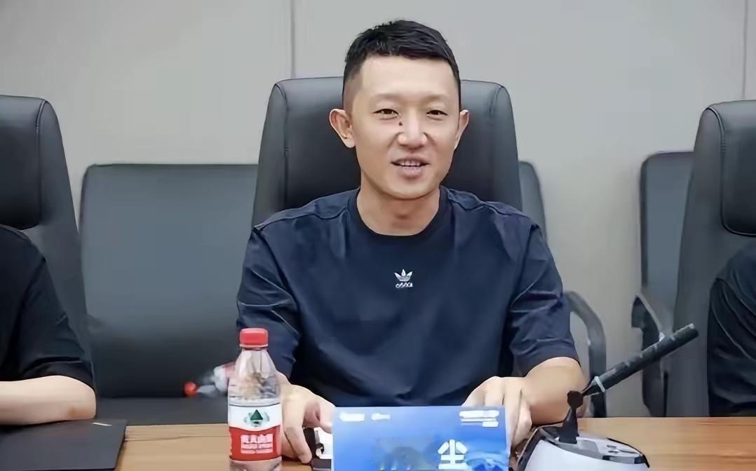为什么韩煜尘这么资深的公关副总裁，有家庭了还去招惹同事的老婆，他不知道这么做的后