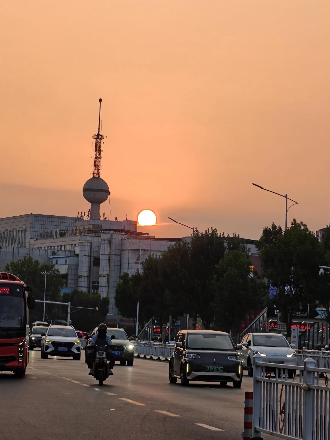 夏日生活打卡季夏天的落日，映红了天边，仿佛给我的城市镀金了。