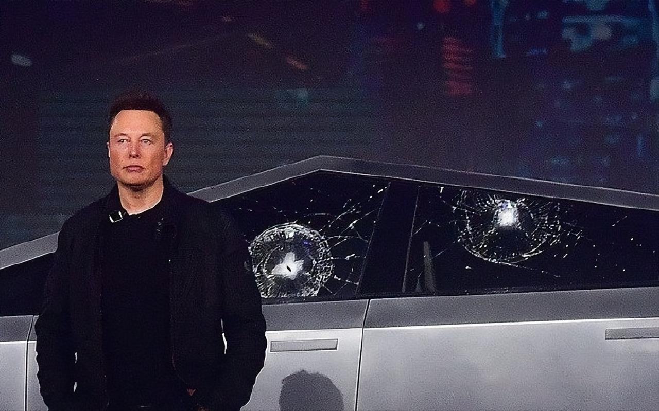 同样是公开翻车，特斯拉直接把Cybertruck碎玻璃的名场面印成T恤卖，到你这