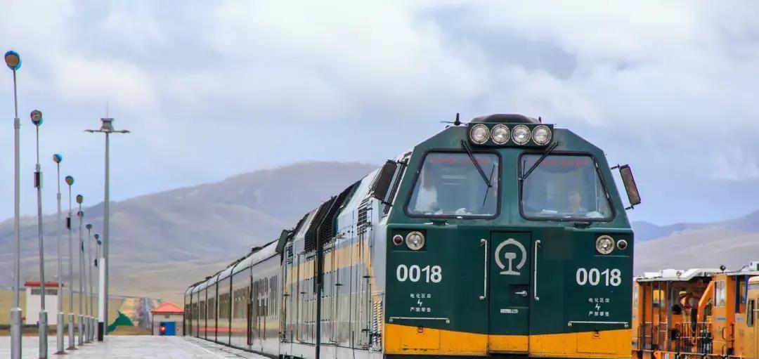 说“慢”是慢，说快也是快。

西宁到拉萨新开的这趟火车，挺有意思。
3月19号开
