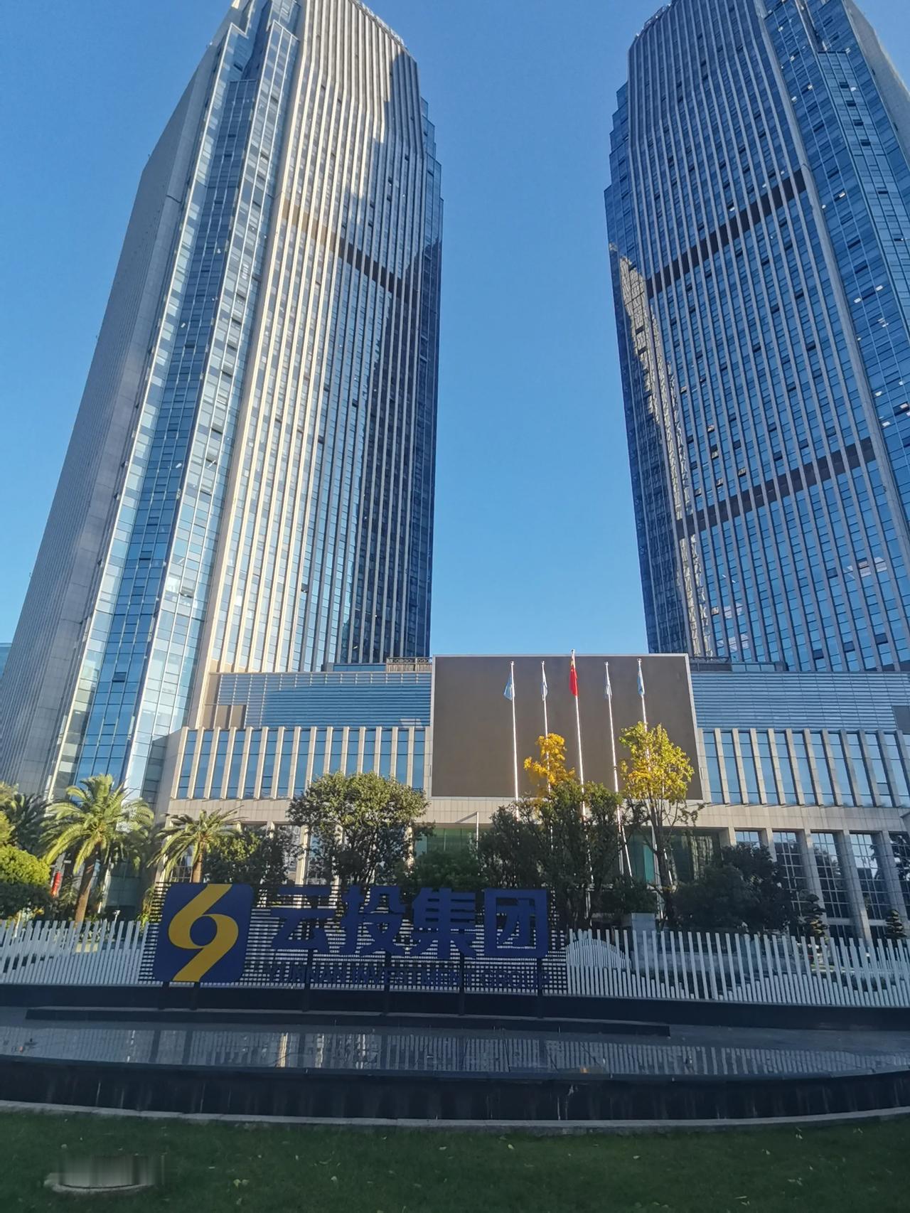 云投集团双塔是位于人民西路与西园北路交叉口的两幢5A甲级写字楼。
大厦于2016