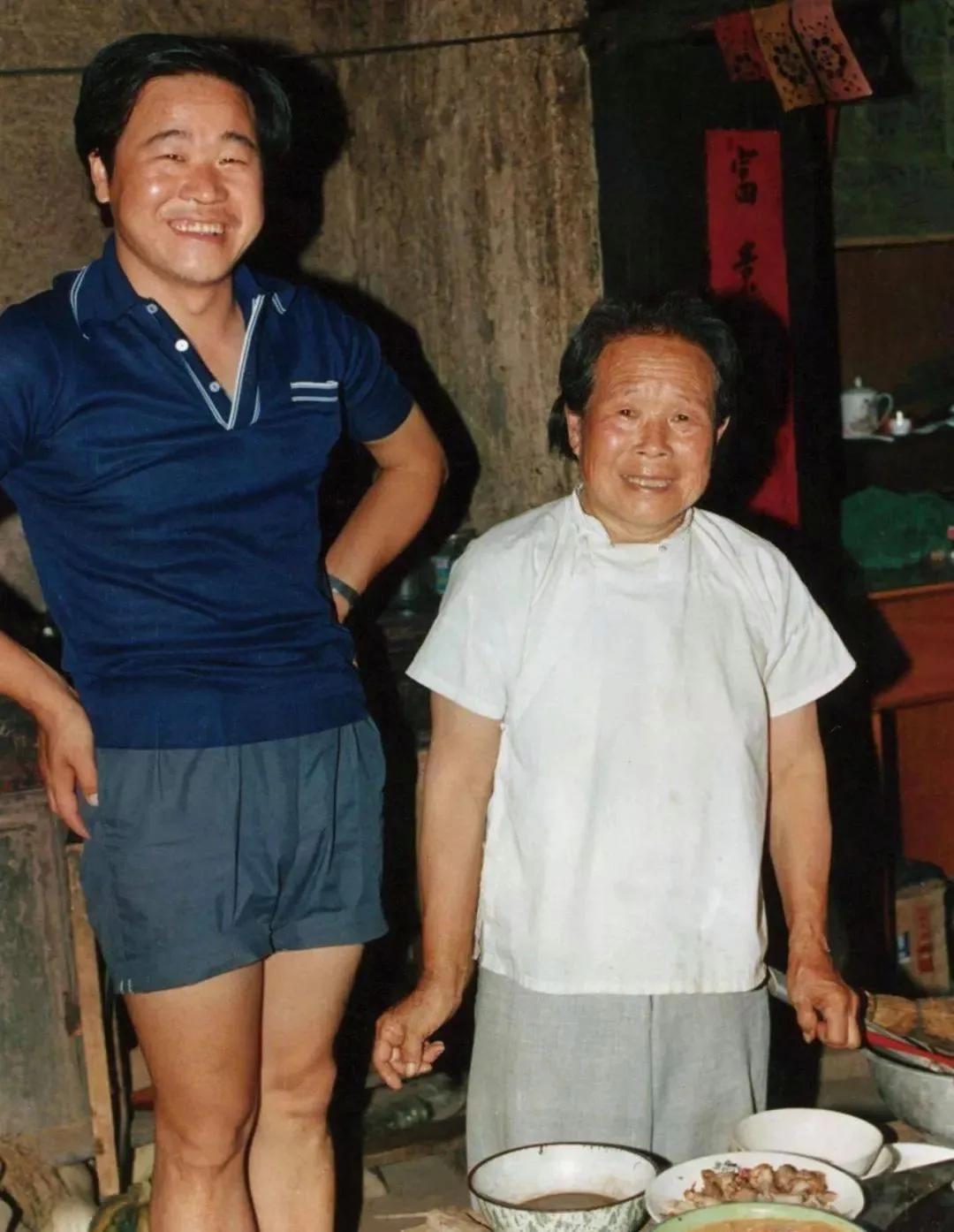 1987年，莫言与母亲的珍贵合影

这一年，莫言32岁，已经是一名小有名气的作家