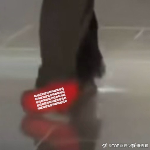 被绊的差点摔跤 红底鞋都露出来了🤣朱志鑫回应没站稳