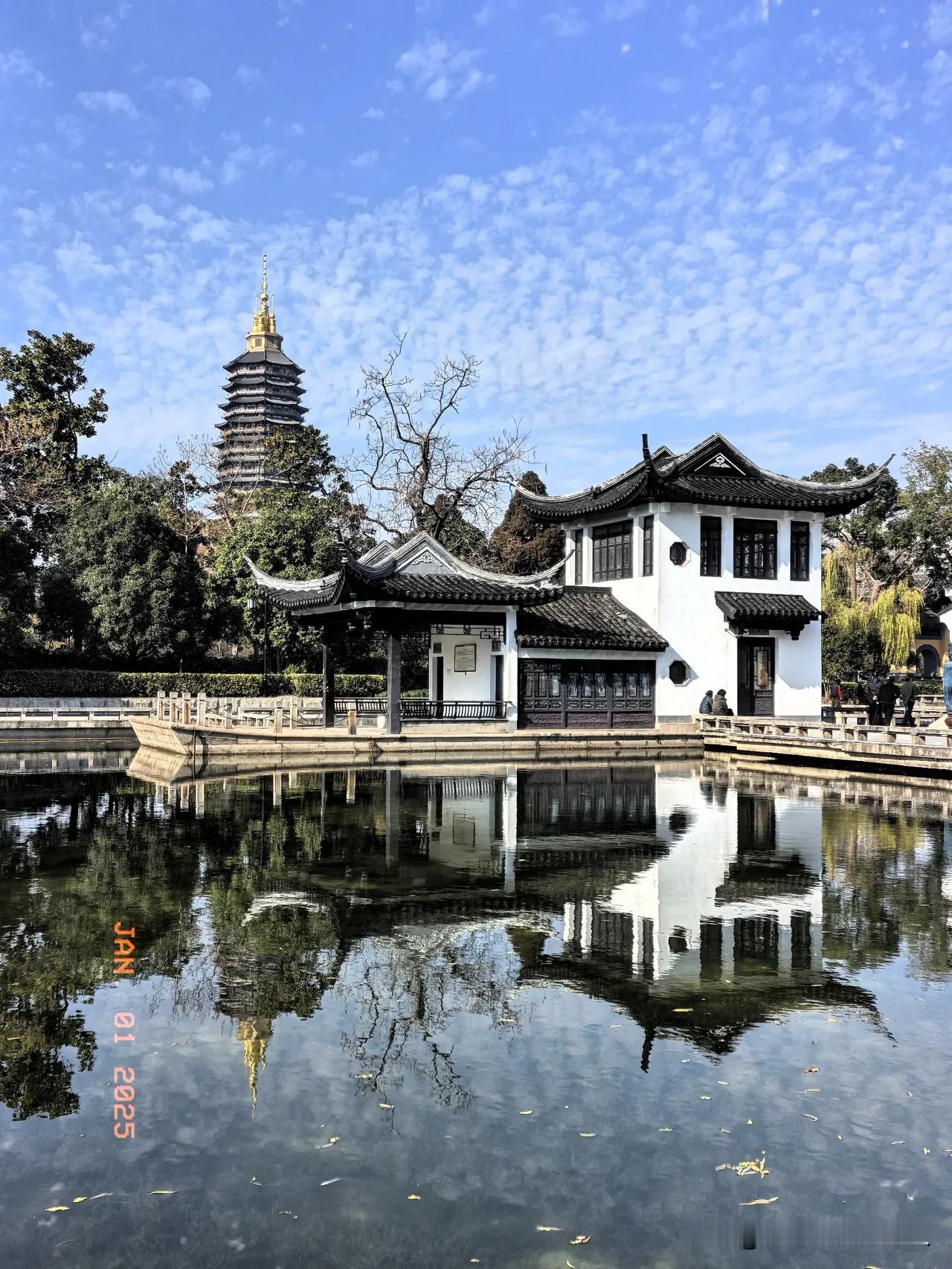 常州红梅公园，2025年元旦，阳光明媚。
冷冬腊月风不寒，
江南水乡庆元旦。
红