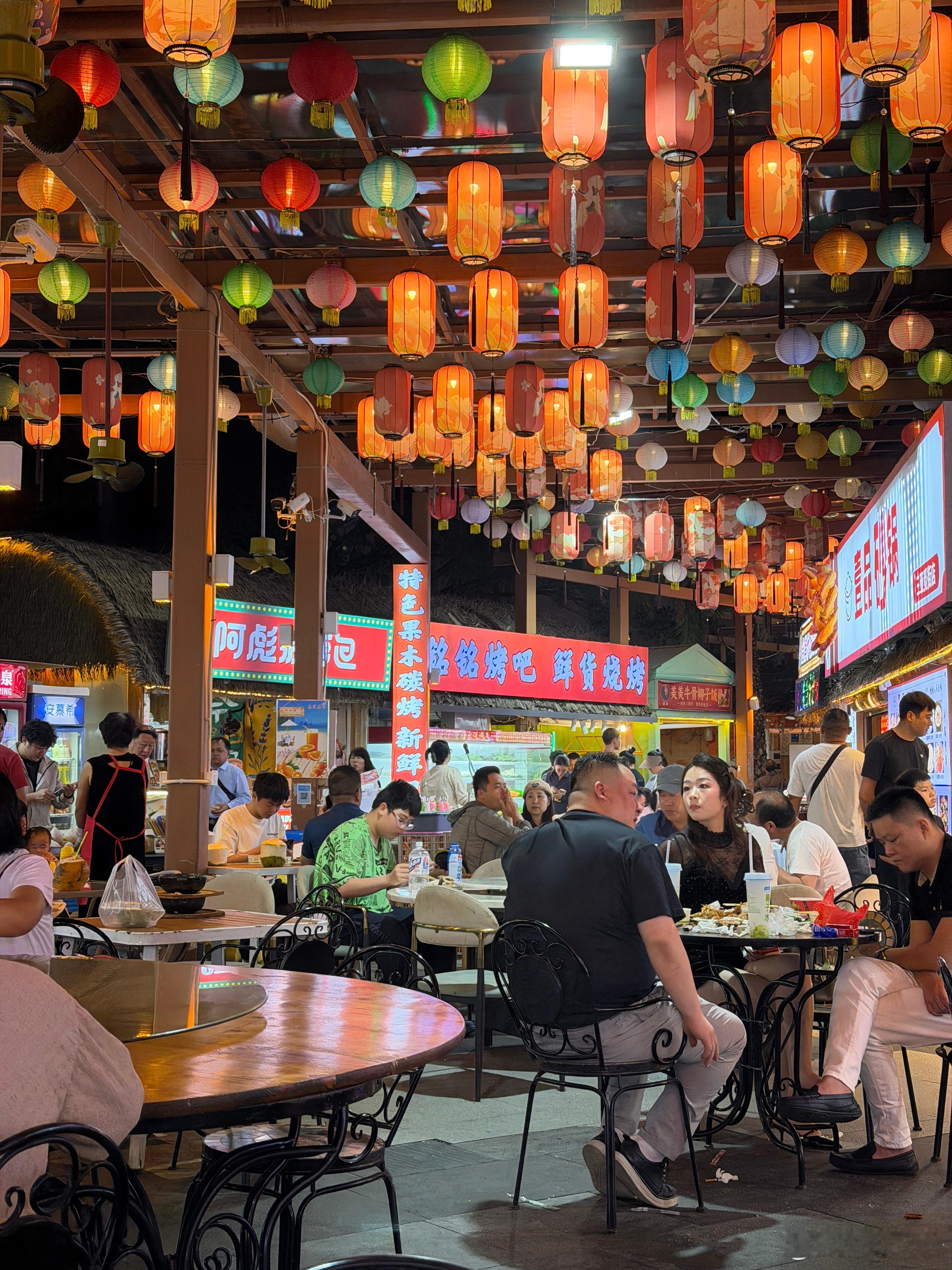 全国的美食街基本都一个样子，三亚酒店内的也不例外，真不如开着i6出去转转，找个苍