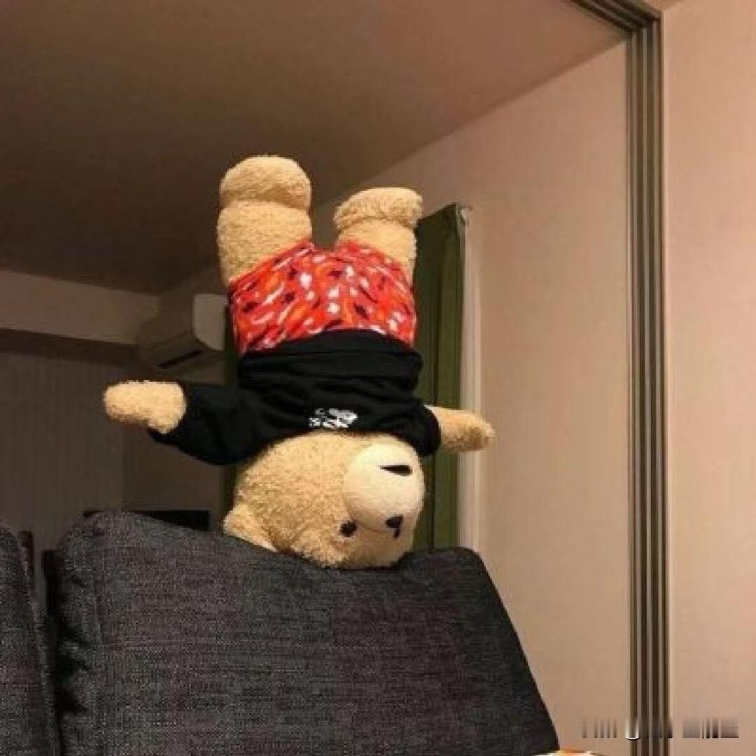 现在的短剧也太没底线了！居然拍小女孩跟男主结婚生子，离谱到让人膈应。
 
好好的